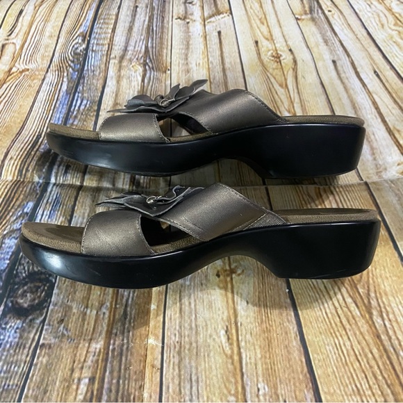 Dansko Womens Size Euro 37 Taupe Leather Thong Toe Floral Sandals - Picture 4 of 5